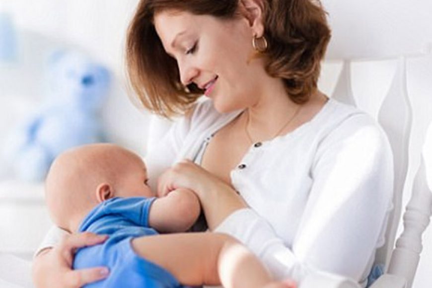 Bú mẹ hoàn toàn và kéo dài có làm giảm nguy cơ suyễn và dị ứng ở trẻ không?